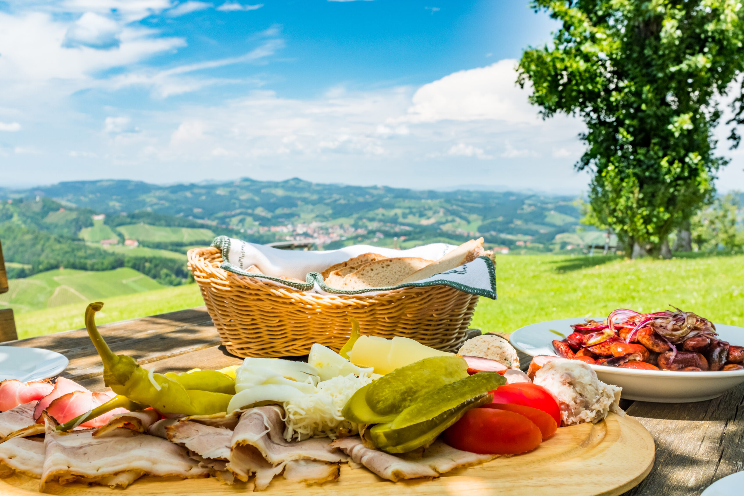 Brettljause,With,Cold,Cuts,,Beans,Salad,And,Bread,On,Wooden